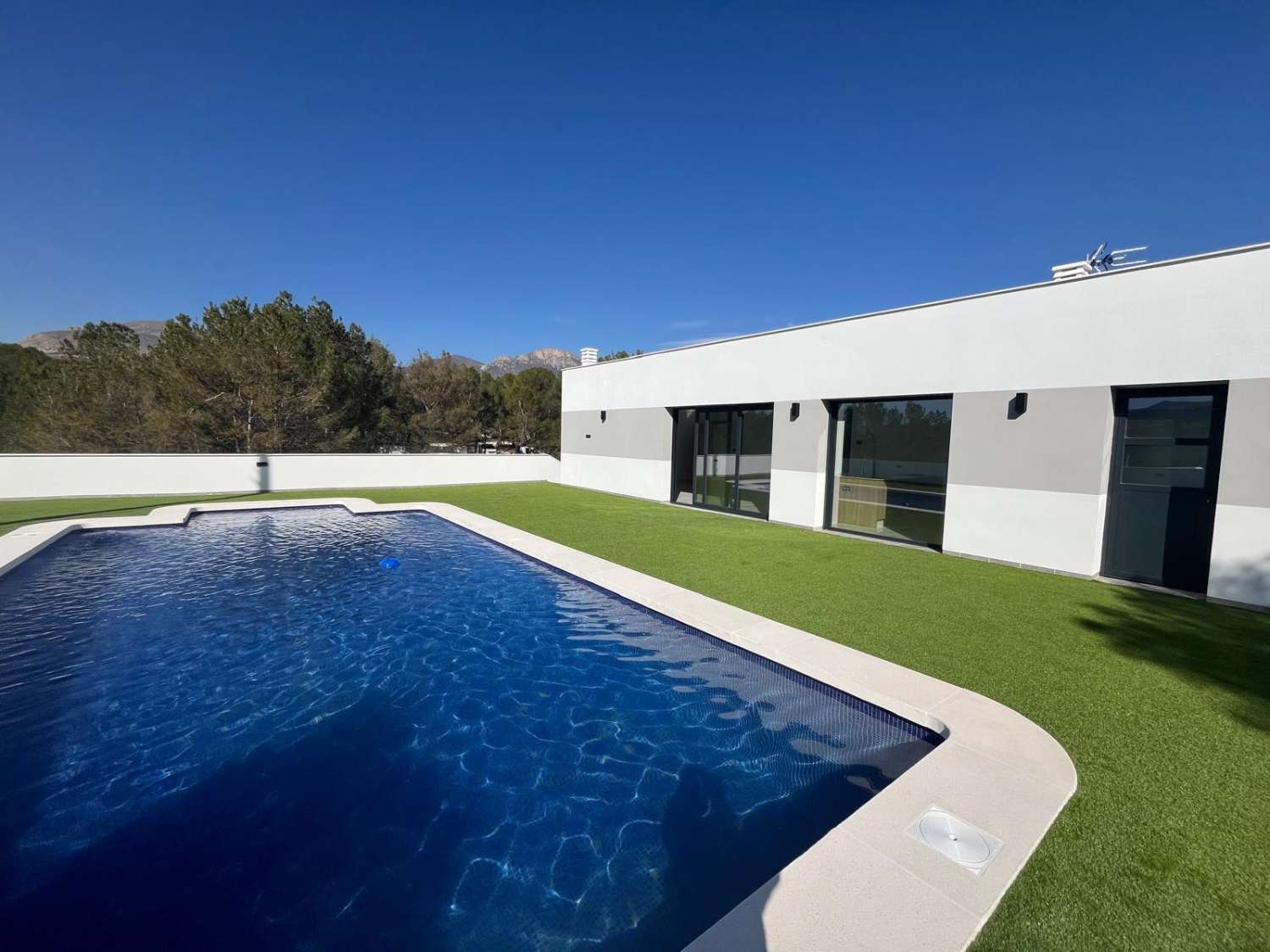 Modernes Neubau-Chalet bei Lorca – stilvolles Wohnen mit Weitblick in naturnaher Umgebung
