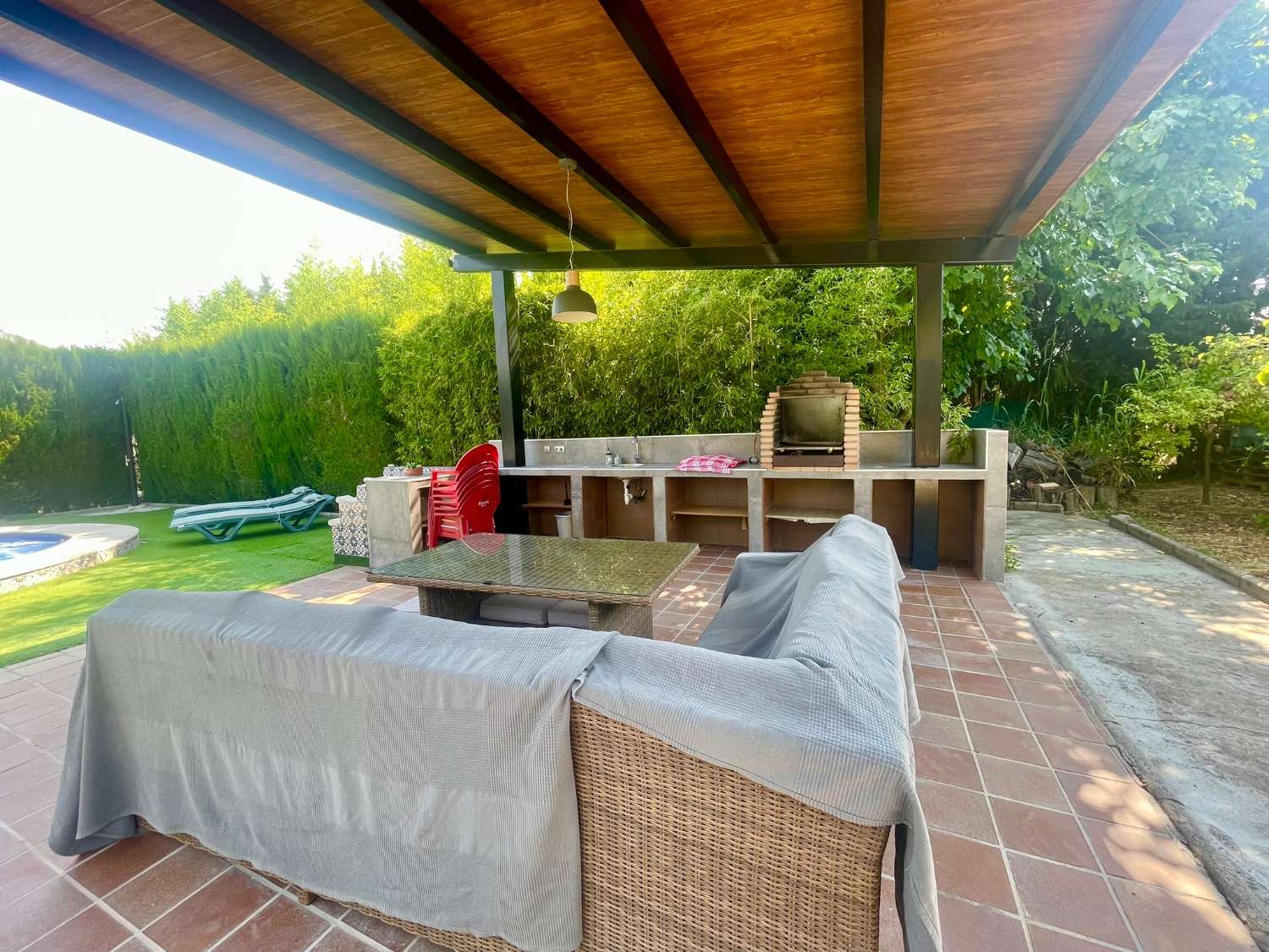 Chalet renovado con piscina en parcela privada en Moraleda de Zafayona (Granada)