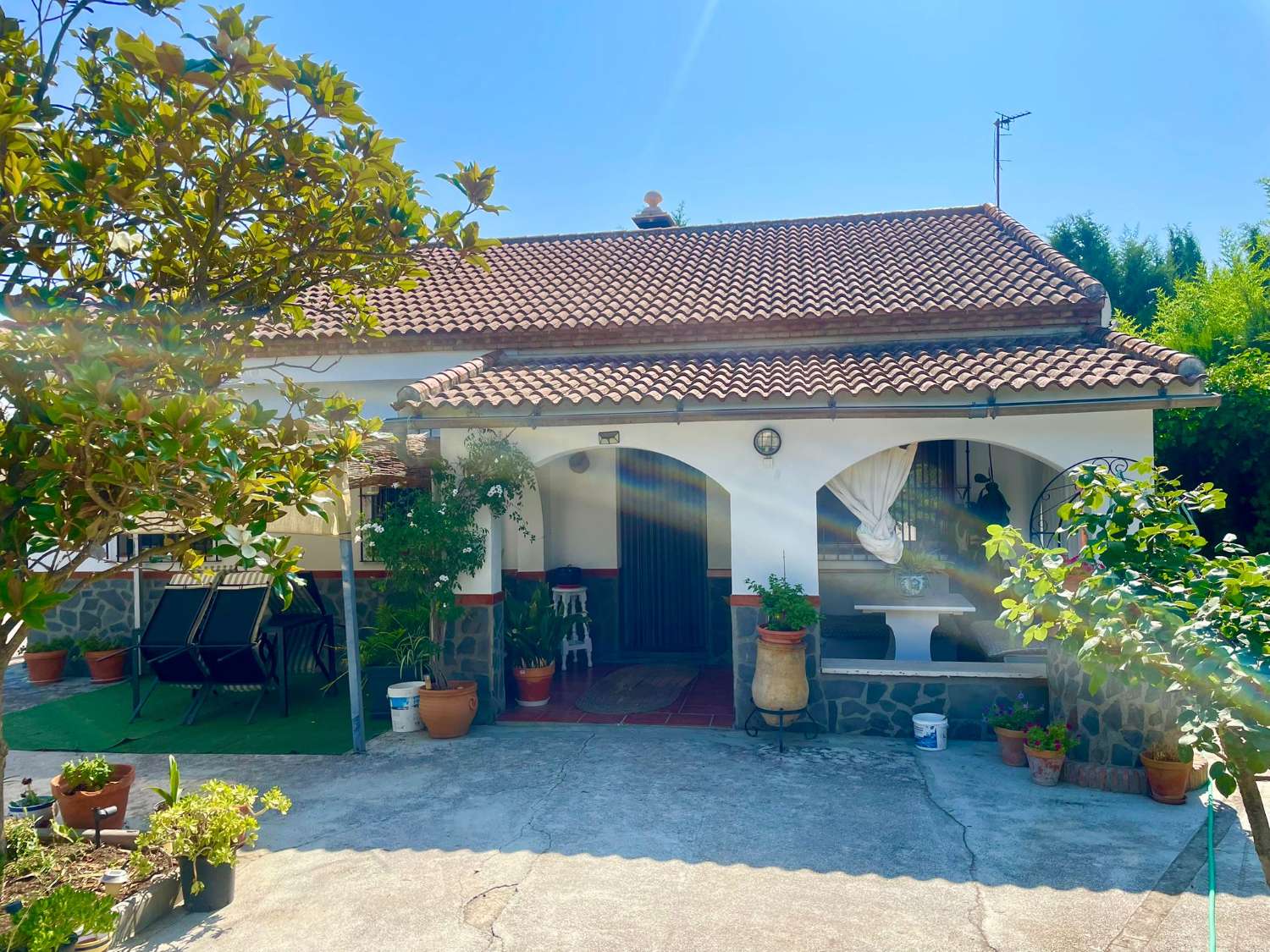 Chalet renovado con piscina en parcela privada en Moraleda de Zafayona (Granada)