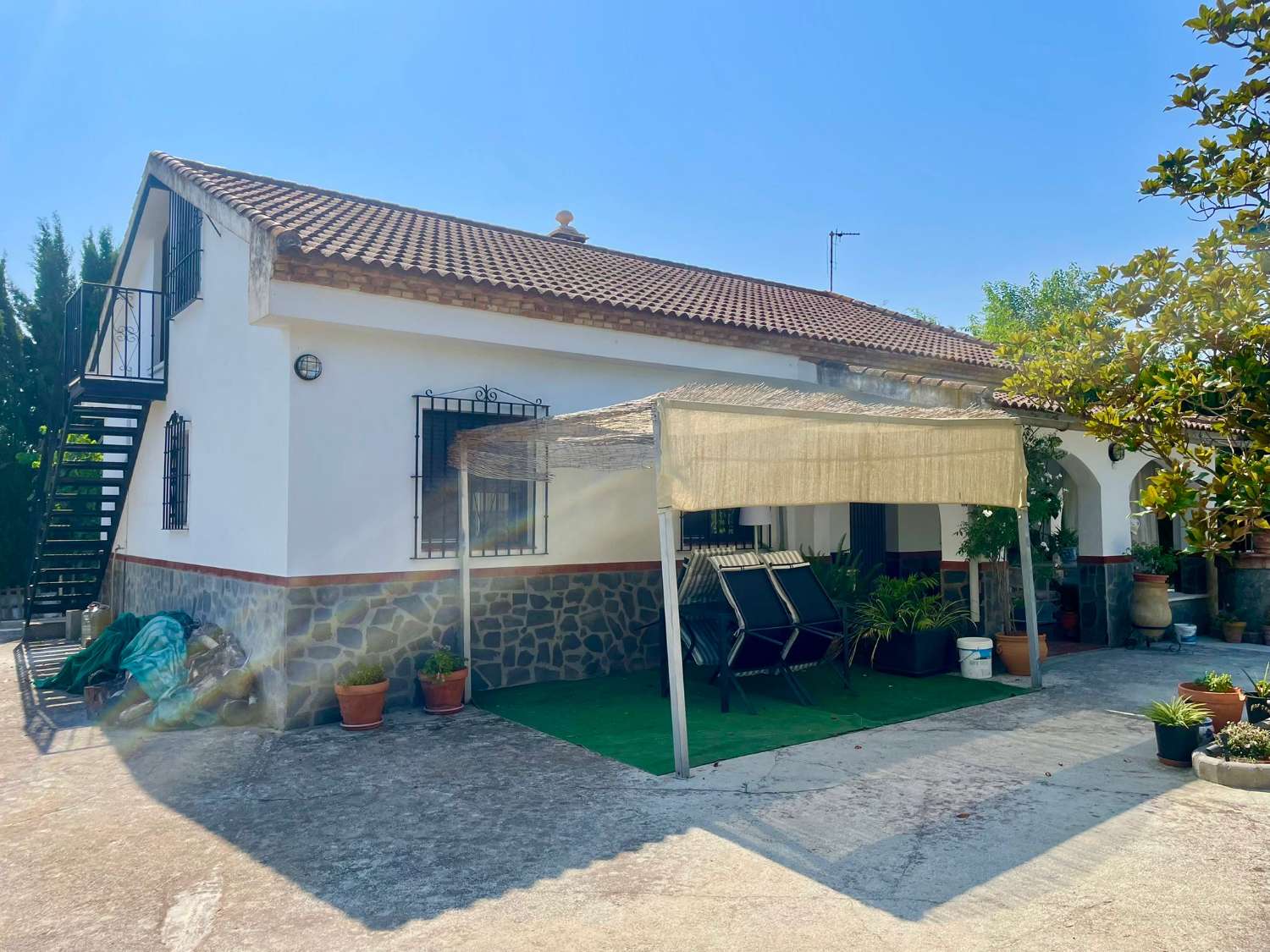 Chalet renovado con piscina en parcela privada en Moraleda de Zafayona (Granada)