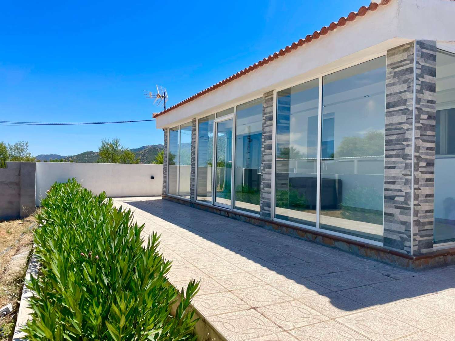 Chalet moderno con terreno de 120.000 m² en ubicación aislada – cerca de Gorafe y Baza