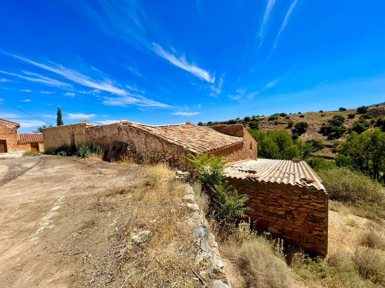 Chalet moderno con terreno de 120.000 m² en ubicación aislada – cerca de Gorafe y Baza