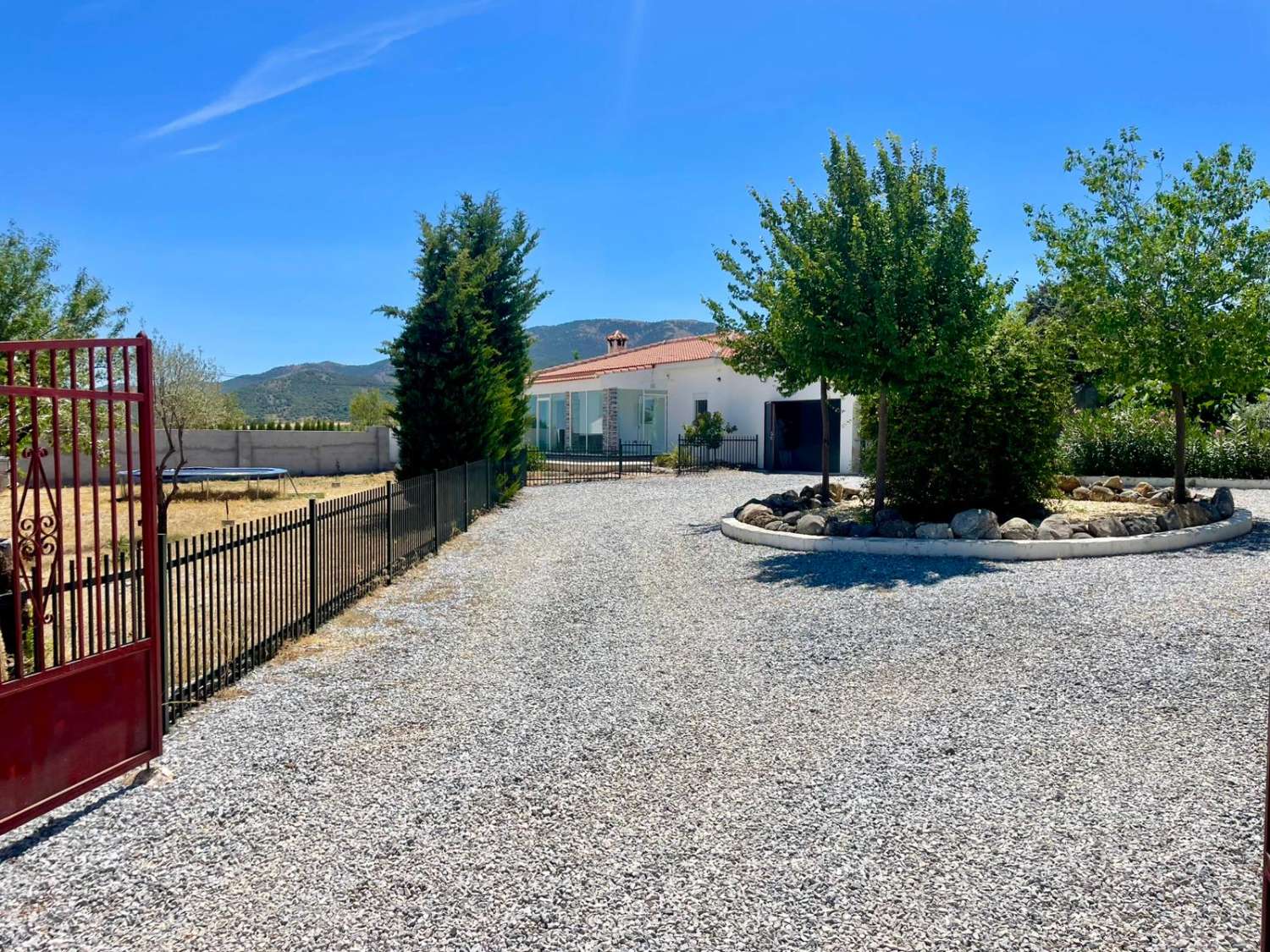 Chalet moderno con terreno de 120.000 m² en ubicación aislada – cerca de Gorafe y Baza