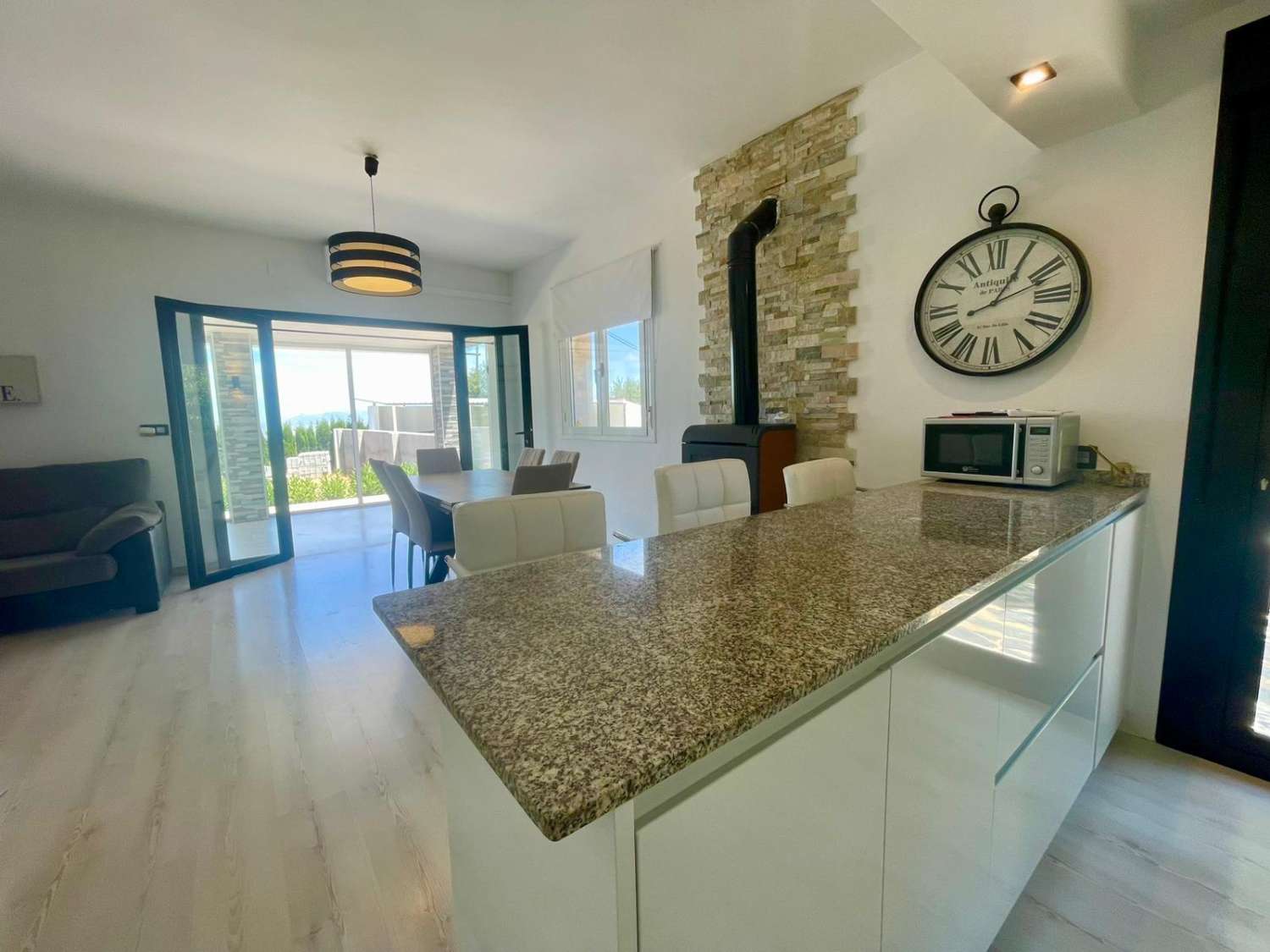 Chalet moderno con terreno de 120.000 m² en ubicación aislada – cerca de Gorafe y Baza