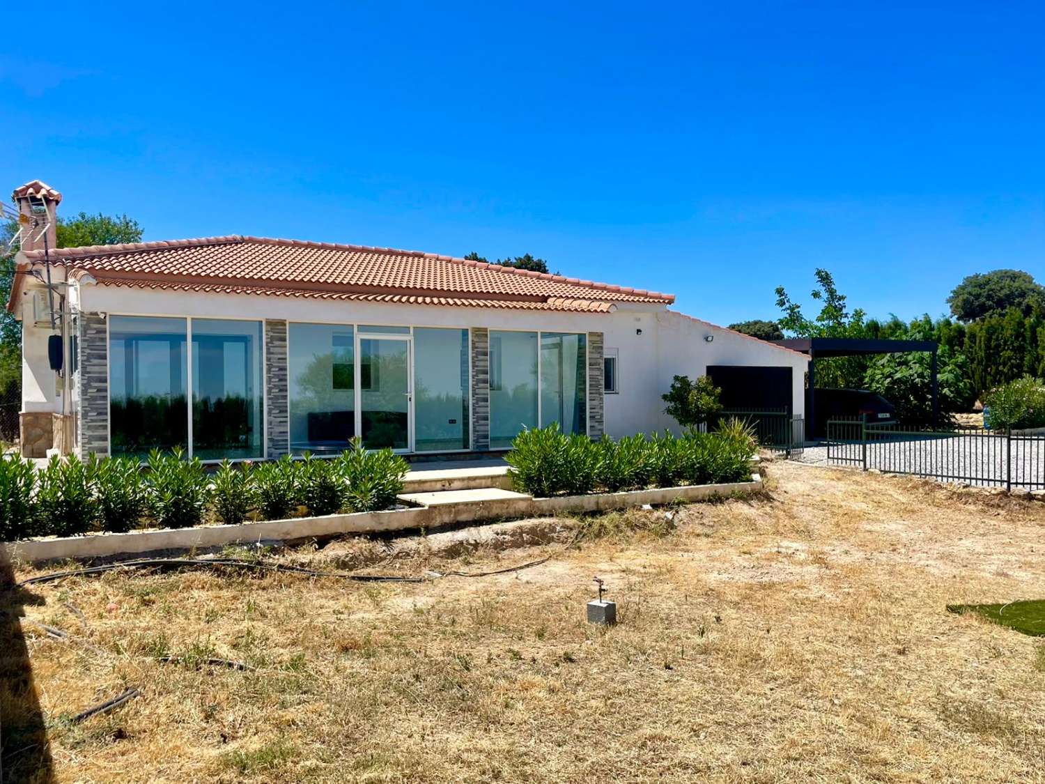 Chalet moderno con terreno de 120.000 m² en ubicación aislada – cerca de Gorafe y Baza