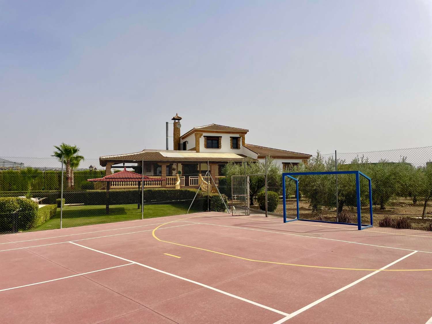 Landhaus mit Olivenhain, Pool und Sportbereich in Moraleda de Zafayona