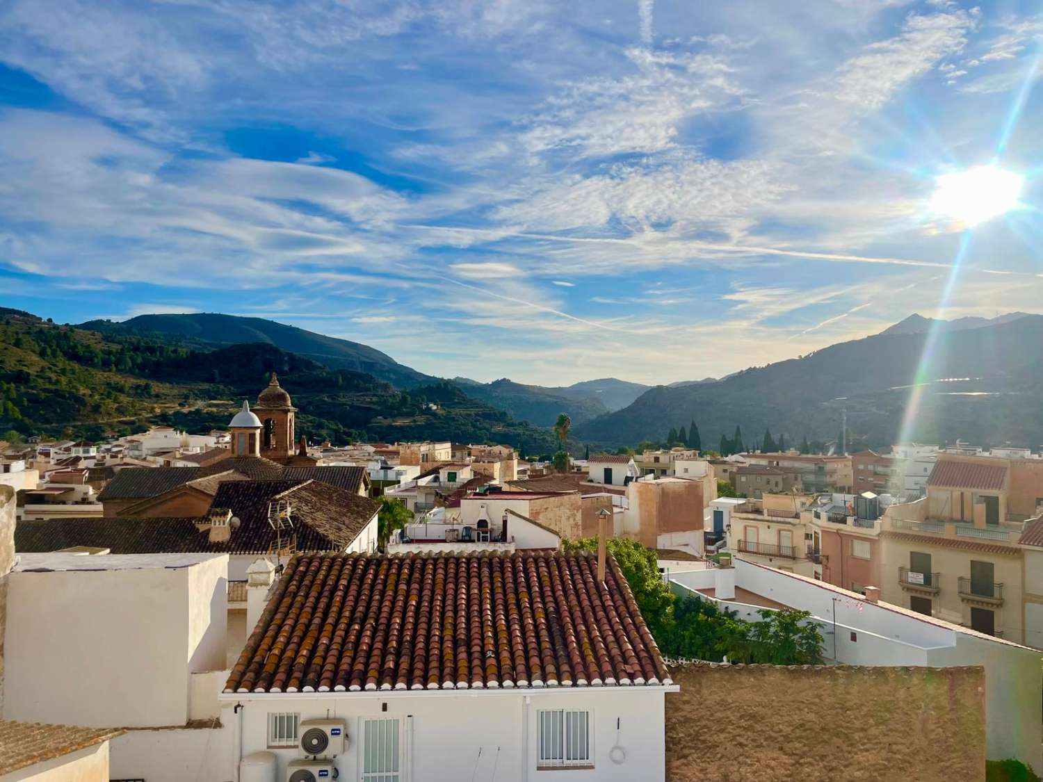 Renoviertes Stadthaus im Herzen von Vélez de Benaudalla – modernes Wohnen in historischem Ambiente