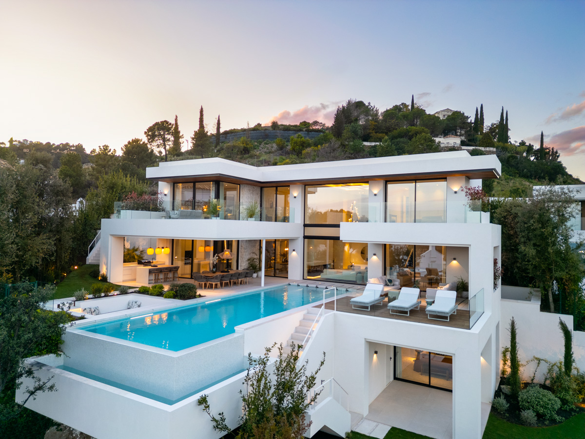 Moderne Luxusvilla in Lomas de La Quinta – Architektur von Carlos Lamas mit Meerblick
