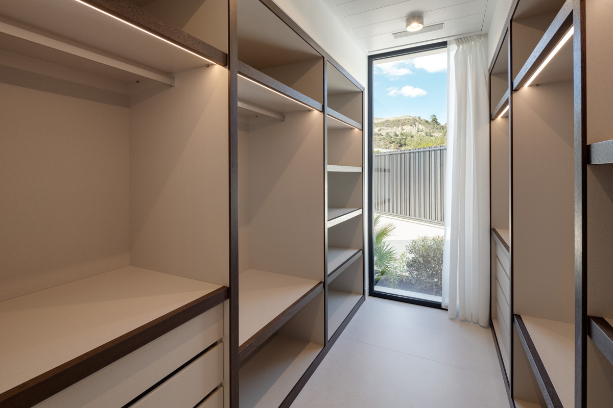 Moderne Luxusvilla in Lomas de La Quinta – Architektur von Carlos Lamas mit Meerblick