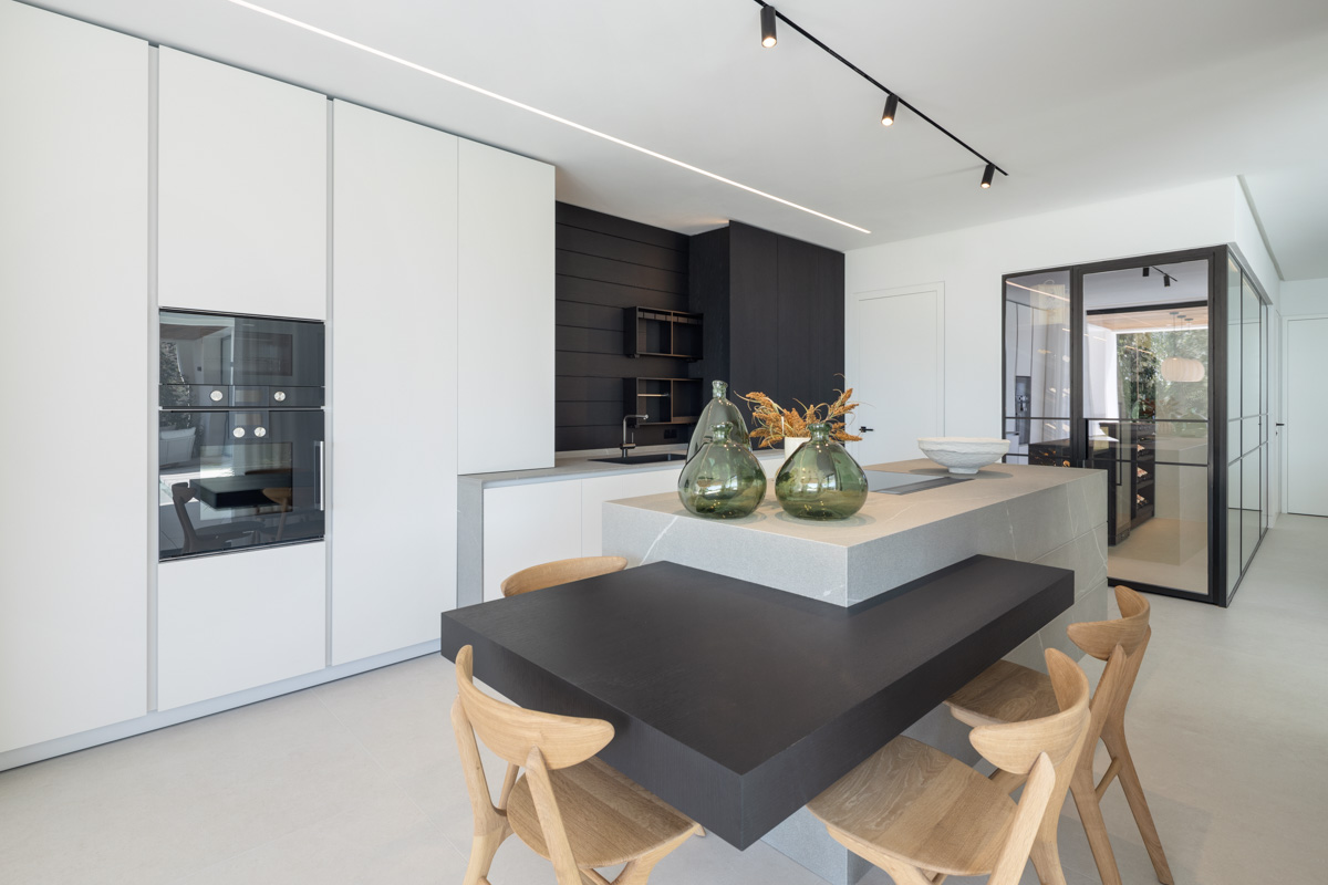 Moderne Luxusvilla in Lomas de La Quinta – Architektur von Carlos Lamas mit Meerblick