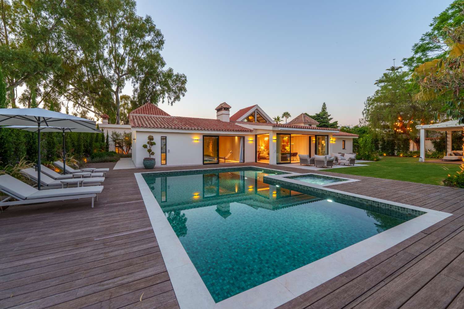 Moderne Luxusvilla in Marbella – Eleganz auf einer Ebene nahe Puerto Banús