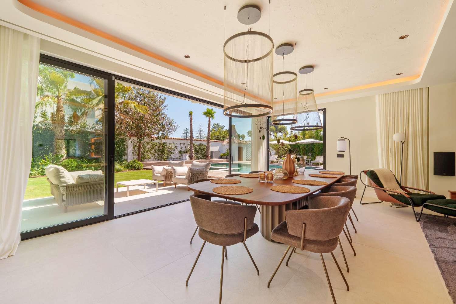 Moderne Luxusvilla in Marbella – Eleganz auf einer Ebene nahe Puerto Banús
