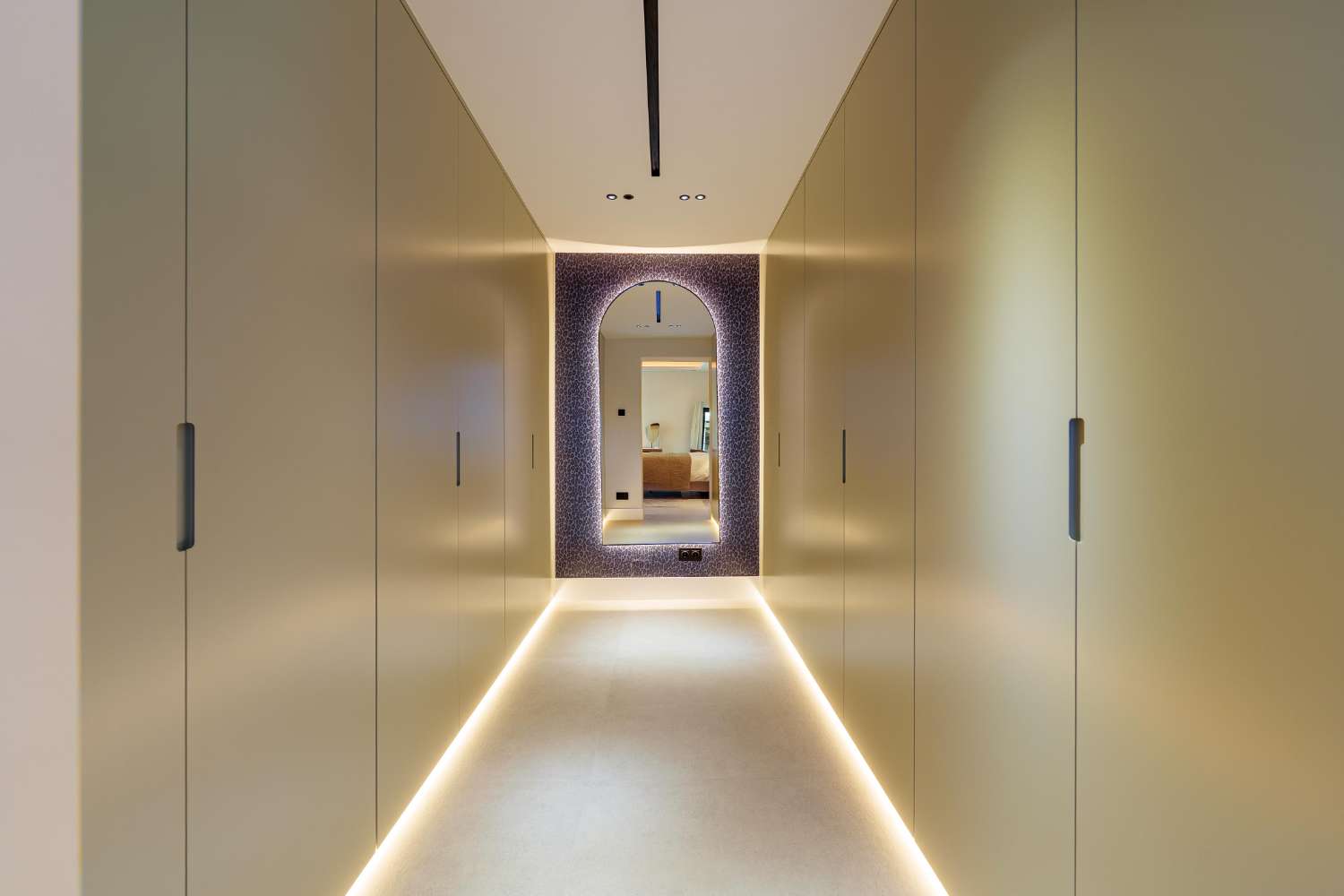 Moderne Luxusvilla in Marbella – Eleganz auf einer Ebene nahe Puerto Banús