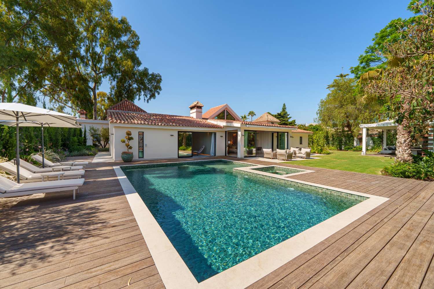 Moderne Luxusvilla in Marbella – Eleganz auf einer Ebene nahe Puerto Banús