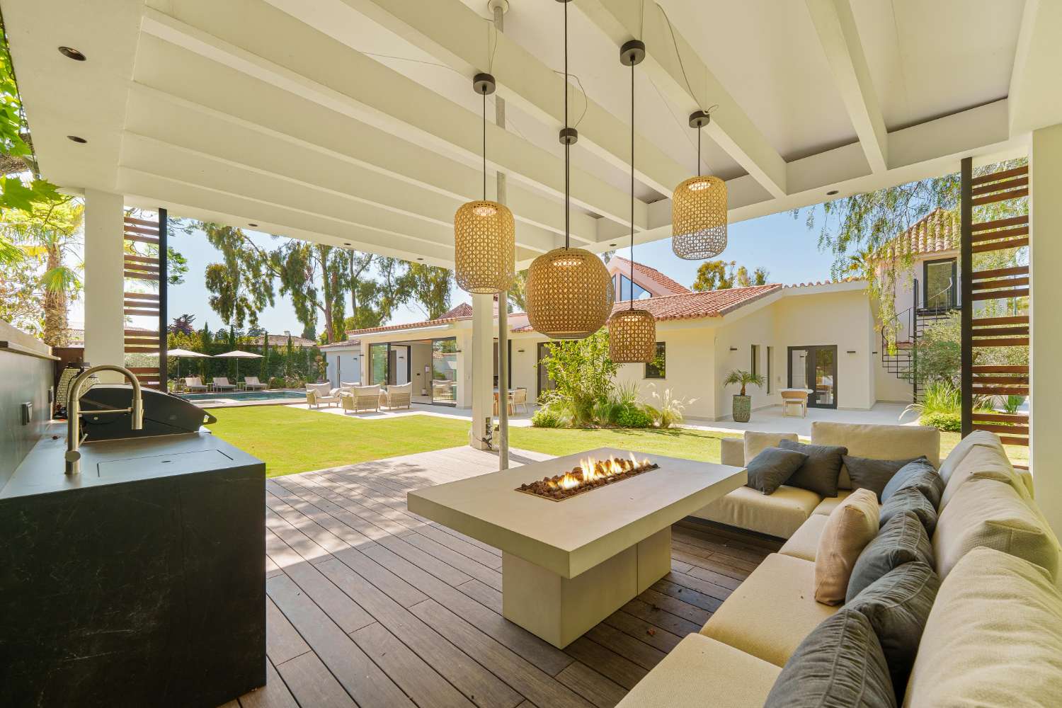 Moderne Luxusvilla in Marbella – Eleganz auf einer Ebene nahe Puerto Banús
