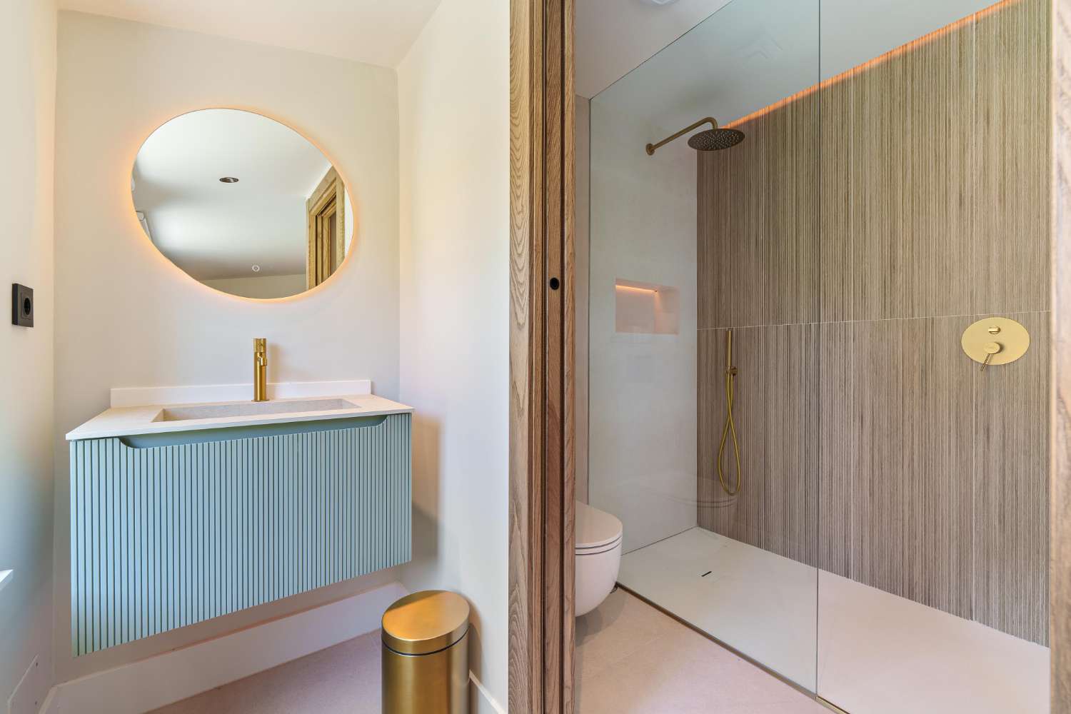 Moderne Luxusvilla in Marbella – Eleganz auf einer Ebene nahe Puerto Banús