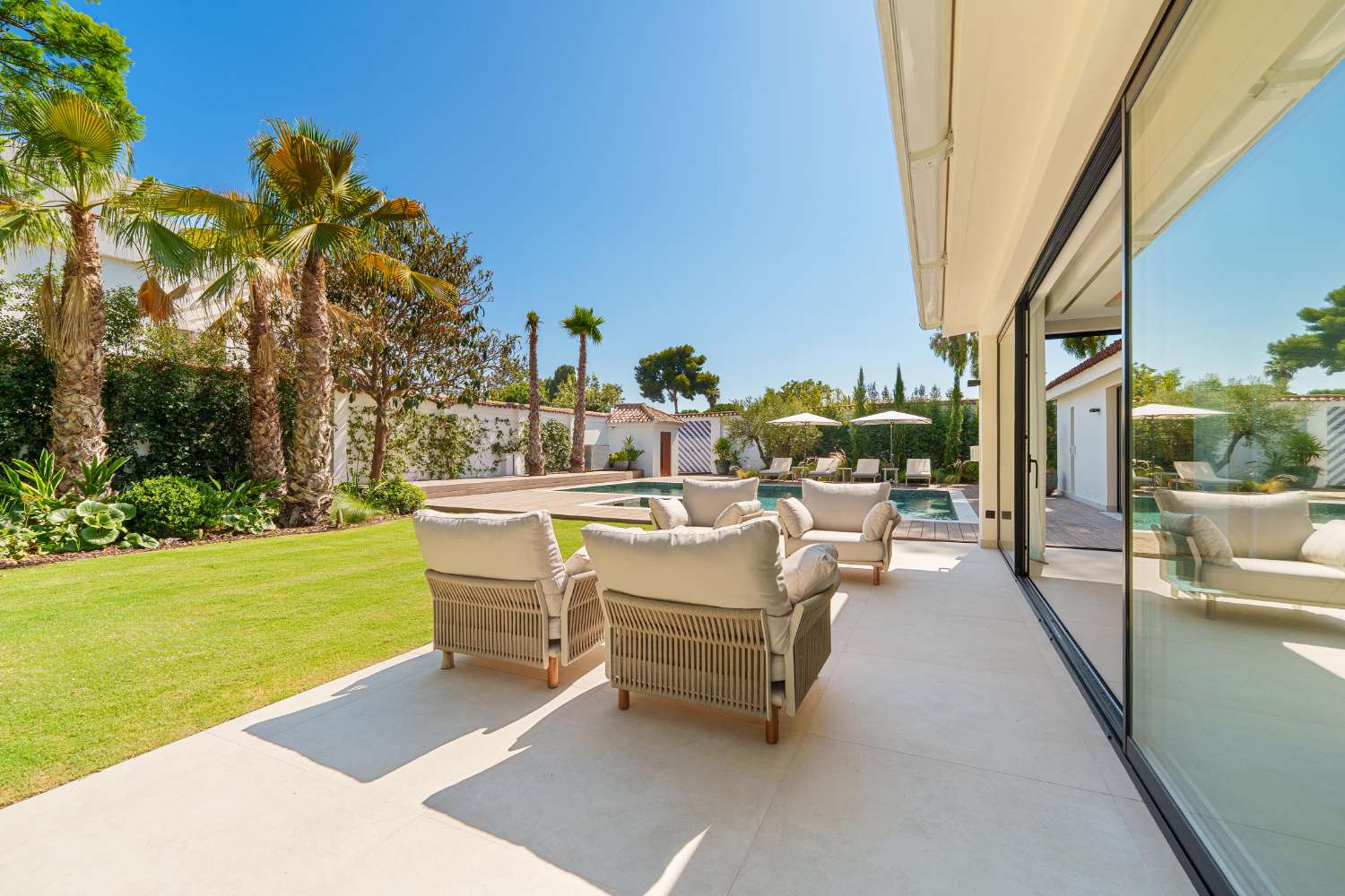 Moderne Luxusvilla in Marbella – Eleganz auf einer Ebene nahe Puerto Banús