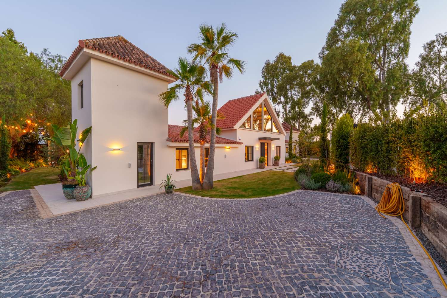 Moderne Luxusvilla in Marbella – Eleganz auf einer Ebene nahe Puerto Banús