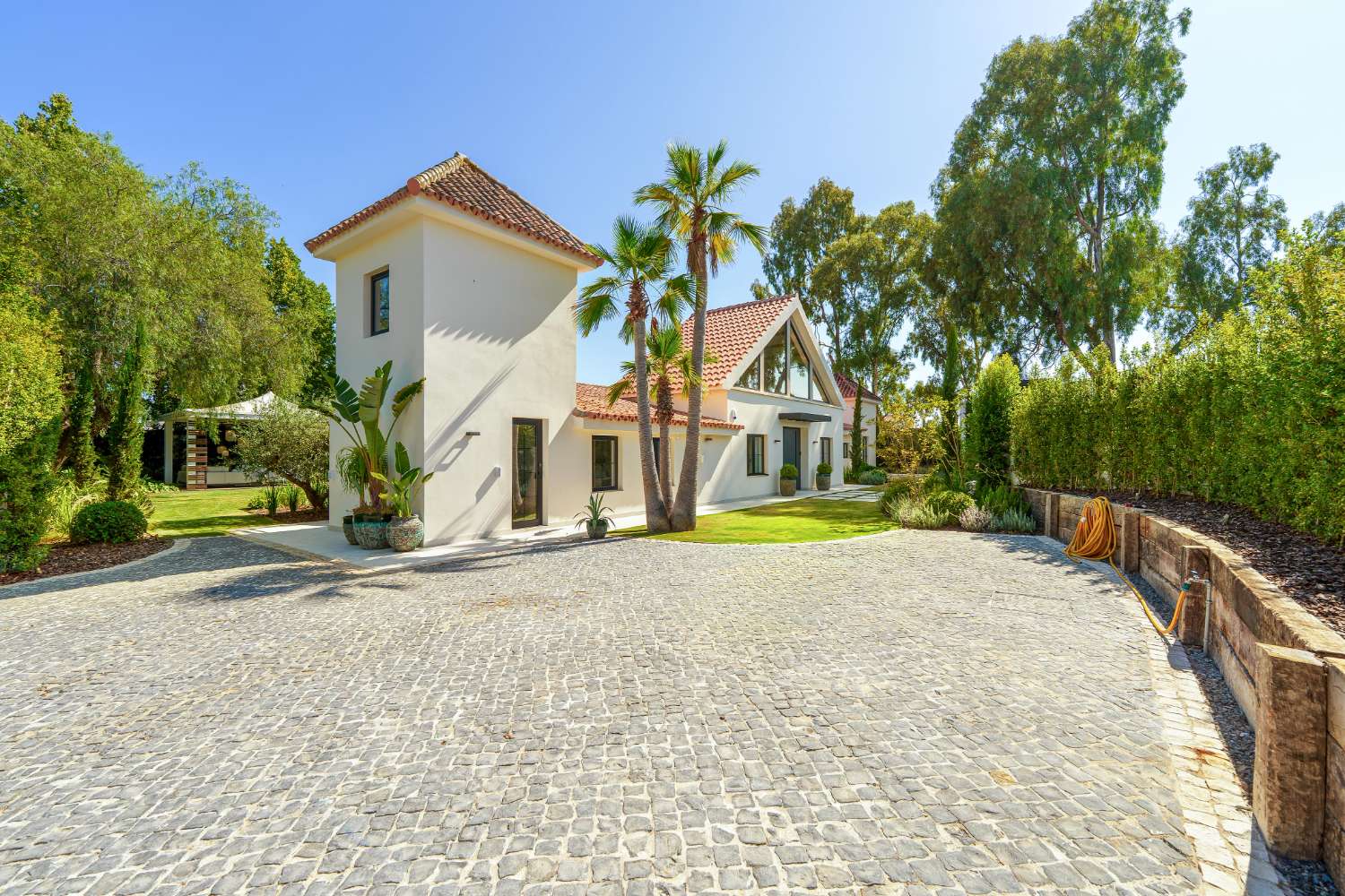 Moderne Luxusvilla in Marbella – Eleganz auf einer Ebene nahe Puerto Banús