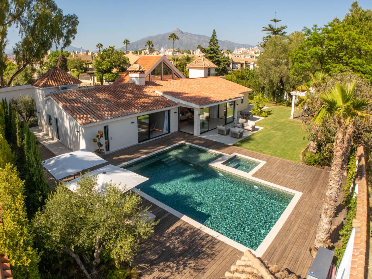 Moderne Luxusvilla in Marbella – Eleganz auf einer Ebene nahe Puerto Banús