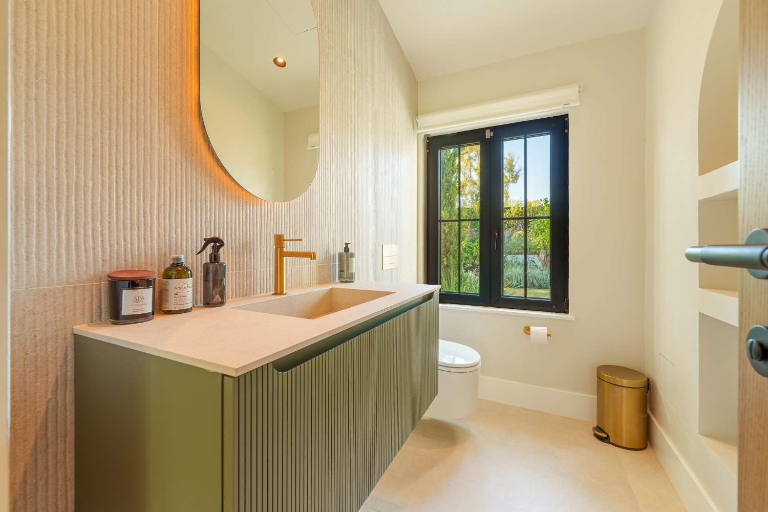 Moderne Luxusvilla in Marbella – Eleganz auf einer Ebene nahe Puerto Banús