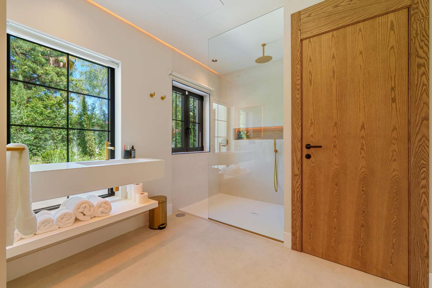 Moderne Luxusvilla in Marbella – Eleganz auf einer Ebene nahe Puerto Banús