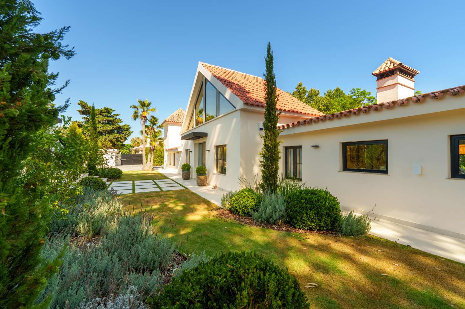 Moderne Luxusvilla in Marbella – Eleganz auf einer Ebene nahe Puerto Banús