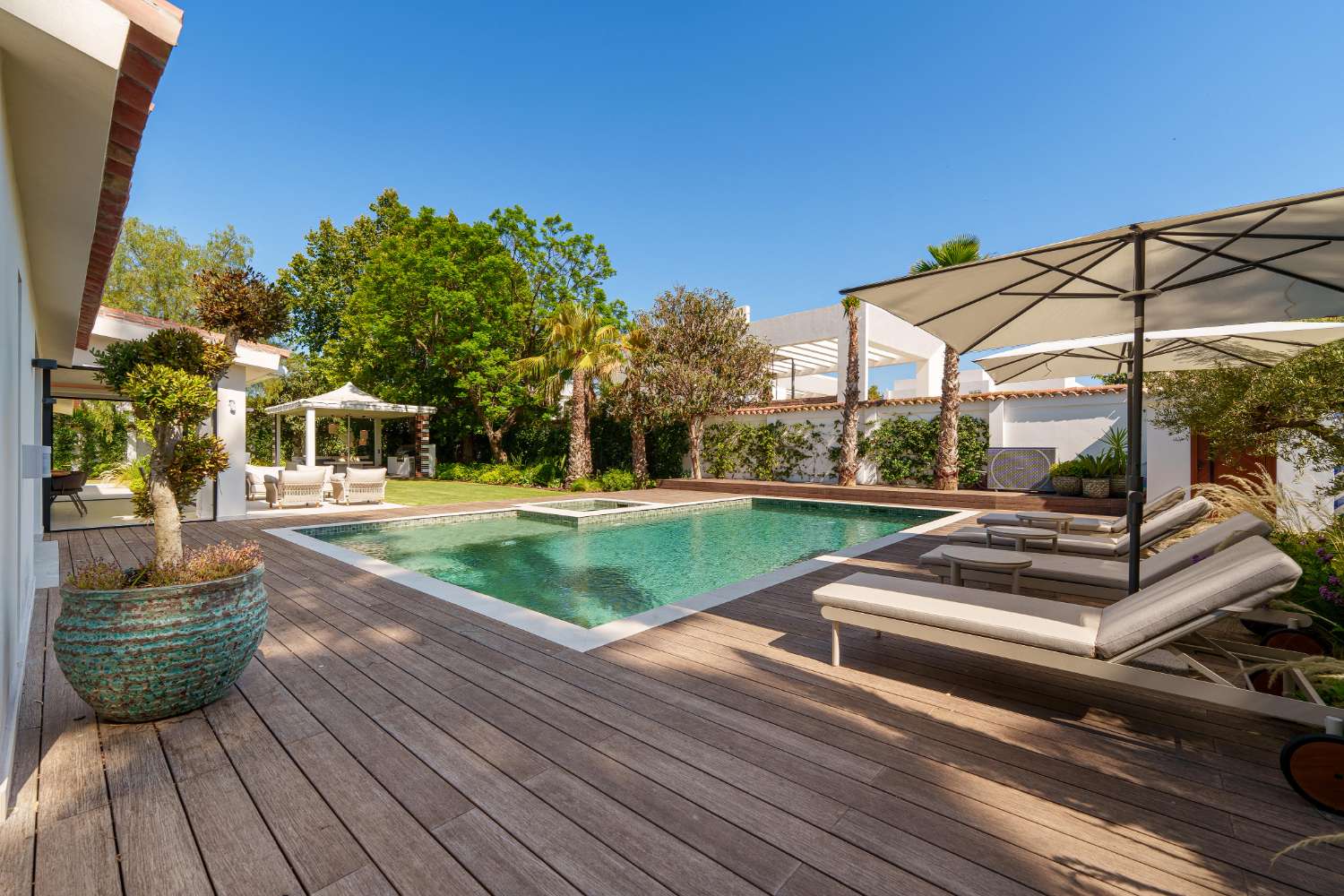 Moderne Luxusvilla in Marbella – Eleganz auf einer Ebene nahe Puerto Banús