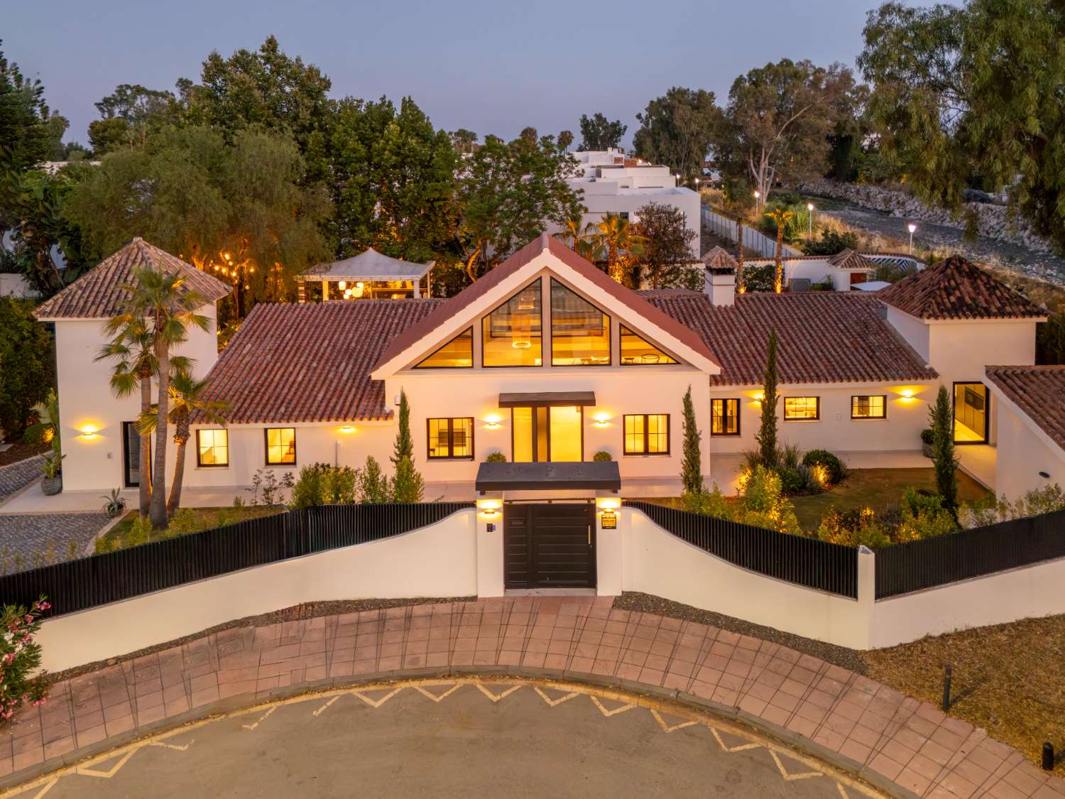 Moderne Luxusvilla in Marbella – Eleganz auf einer Ebene nahe Puerto Banús