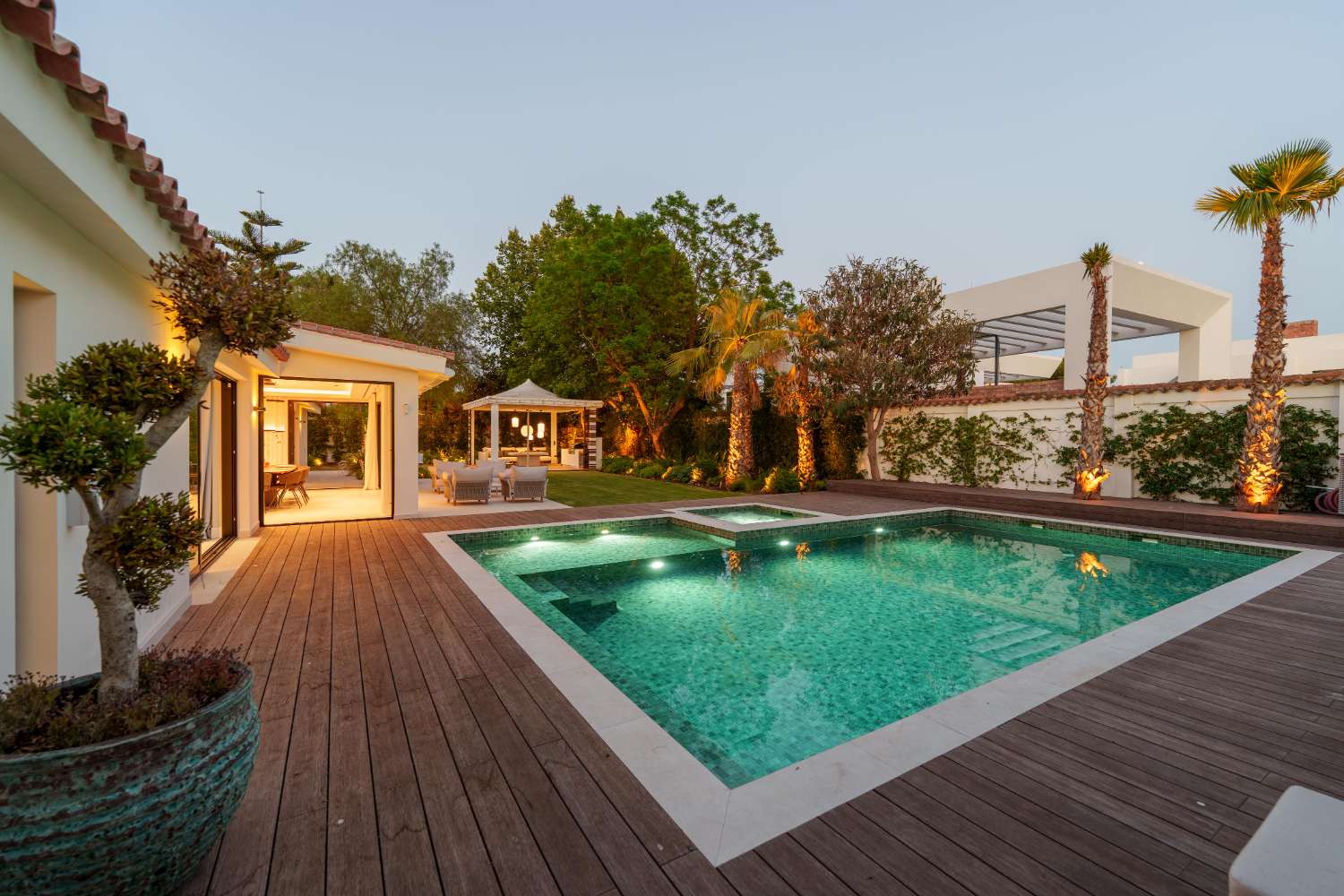 Moderne Luxusvilla in Marbella – Eleganz auf einer Ebene nahe Puerto Banús