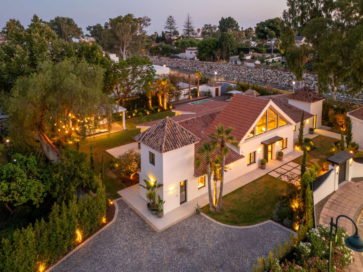 Moderne Luxusvilla in Marbella – Eleganz auf einer Ebene nahe Puerto Banús