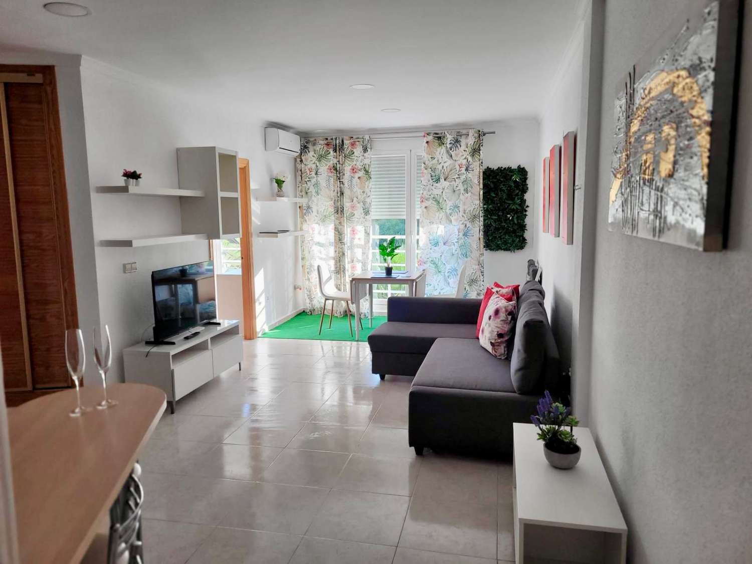 Exklusives Apartment in erster Strandlinie mit Tourismuslizenz in Calahonda, Mijas
