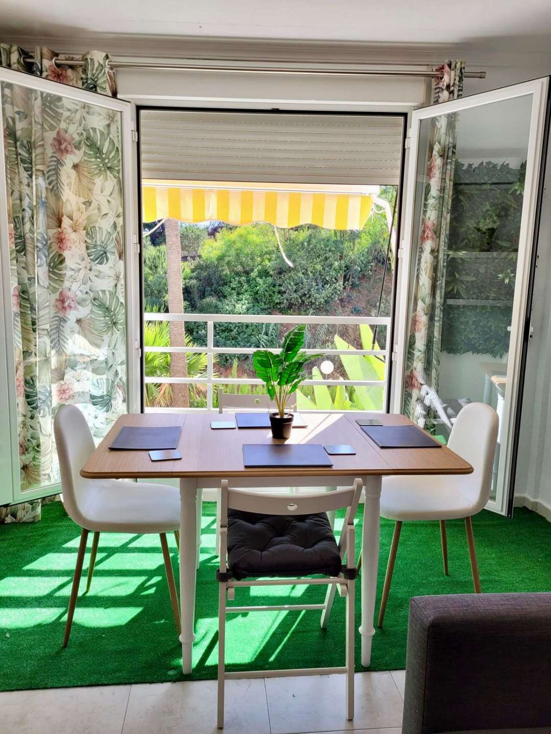 Exklusives Apartment in erster Strandlinie mit Tourismuslizenz in Calahonda, Mijas