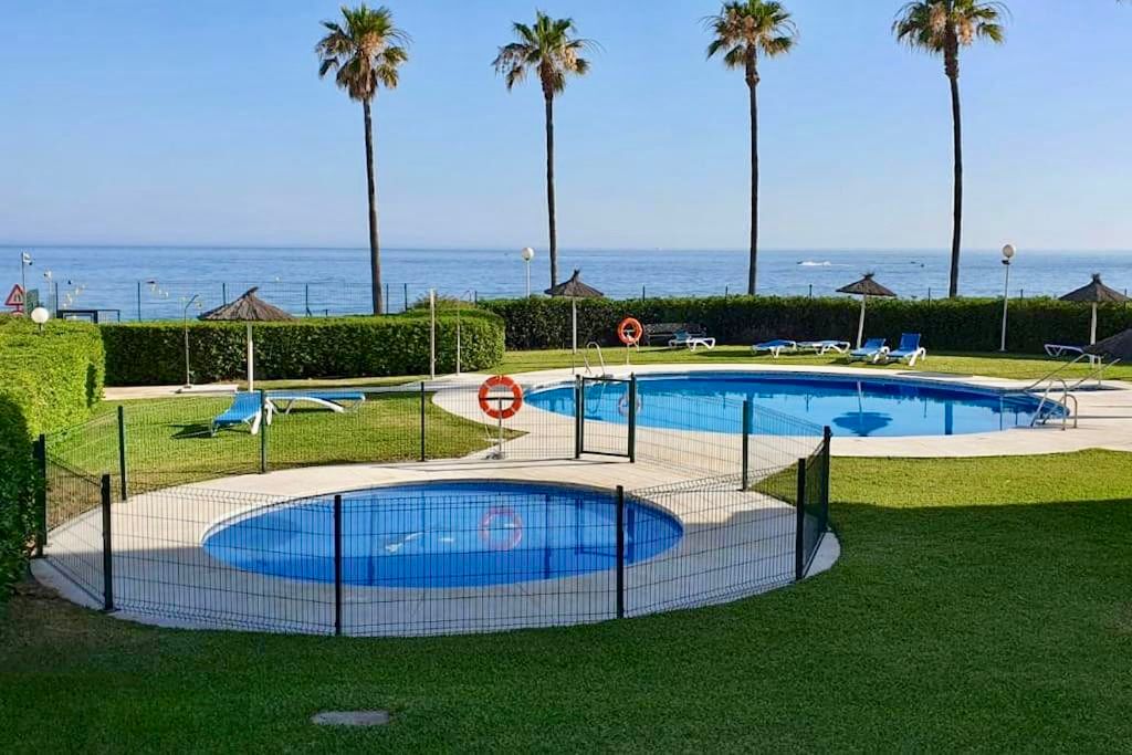 Exklusives Apartment in erster Strandlinie mit Tourismuslizenz in Calahonda, Mijas