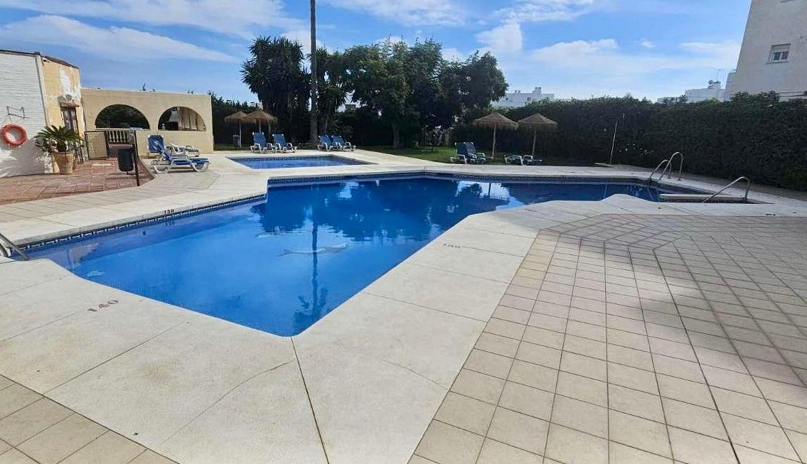 Apartment mit Meerblick, Terrasse und Gemeinschaftspool in Torremolinos