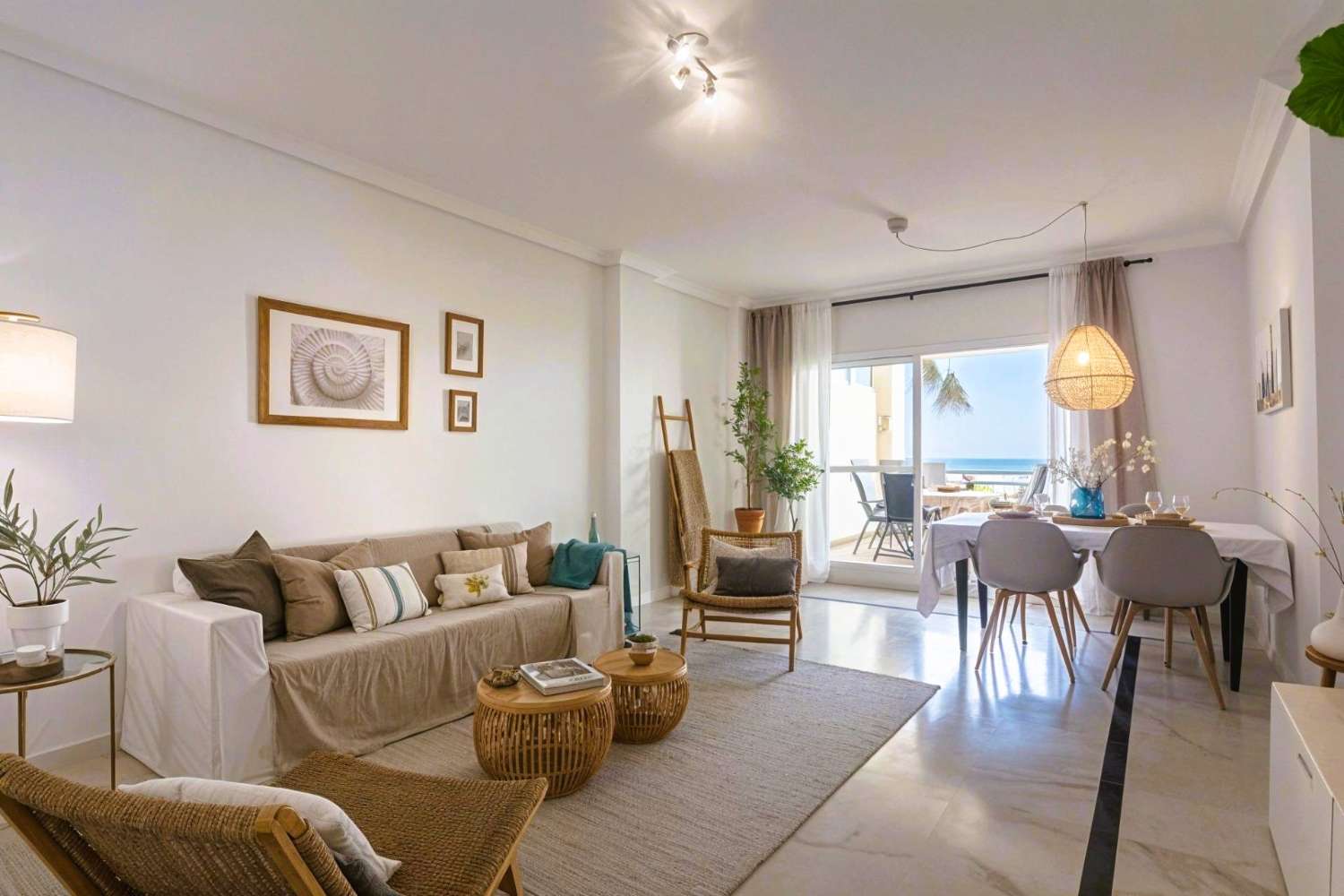 Exklusive Wohnung in erster Strandlinie mit Meerblick in Torrequebrada, Benalmádena