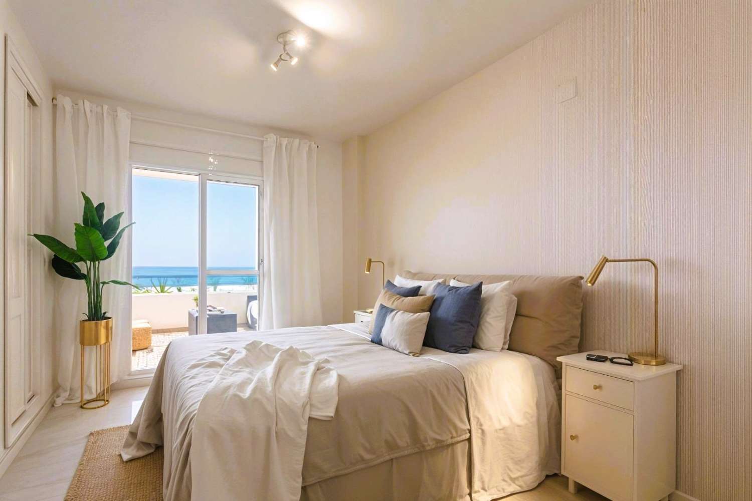 Exklusive Wohnung in erster Strandlinie mit Meerblick in Torrequebrada, Benalmádena