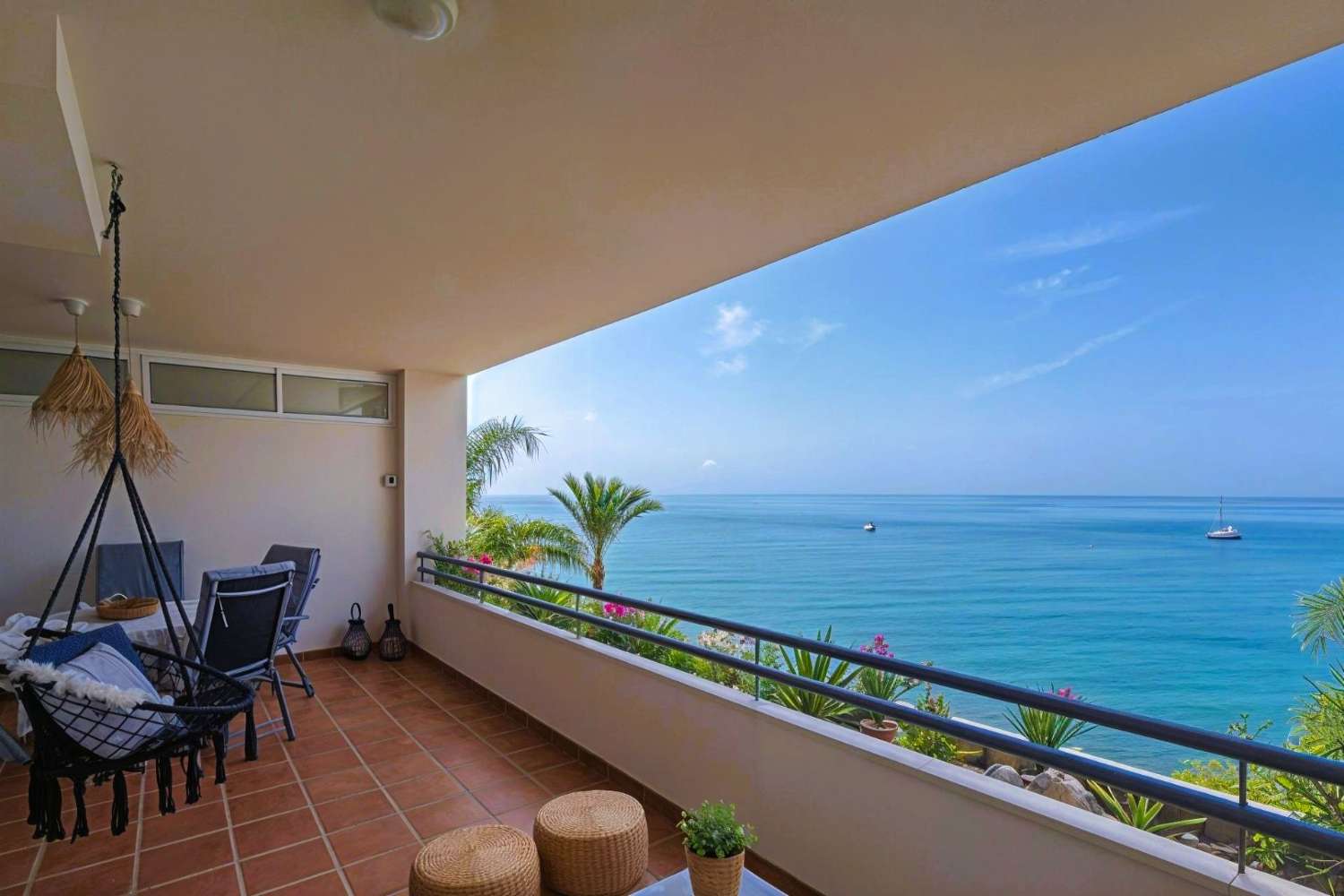 Exklusive Wohnung in erster Strandlinie mit Meerblick in Torrequebrada, Benalmádena
