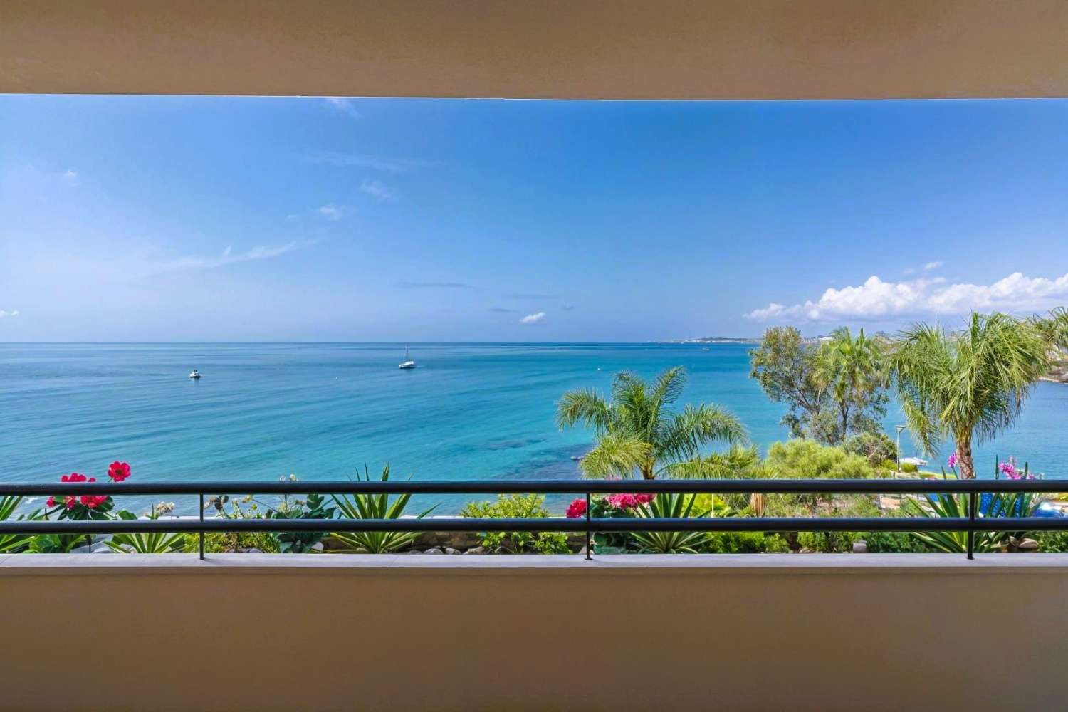 Exklusive Wohnung in erster Strandlinie mit Meerblick in Torrequebrada, Benalmádena