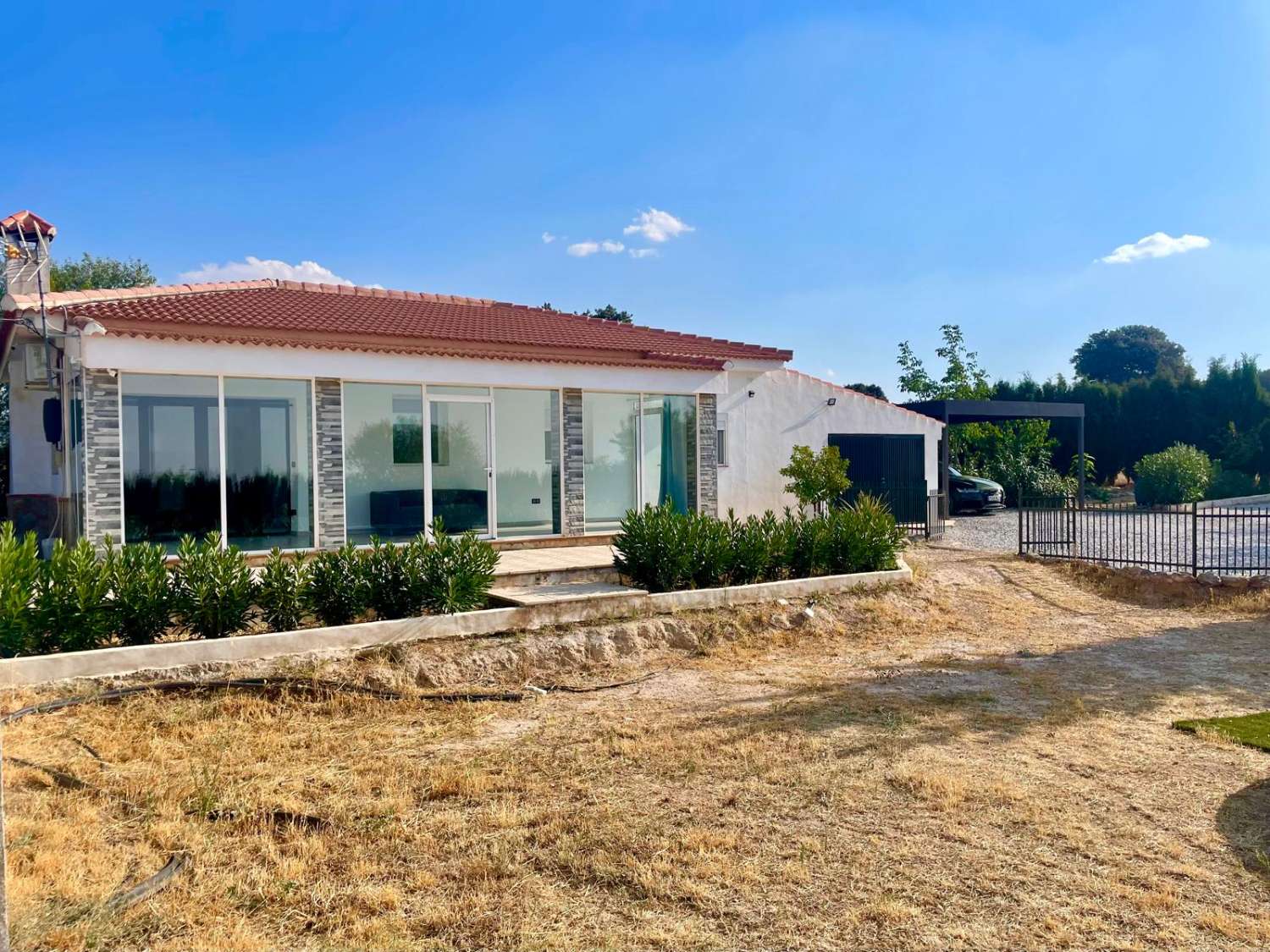 Modernes Landhaus mit Pool bei Baza – Ruhe, Natur & Komfort