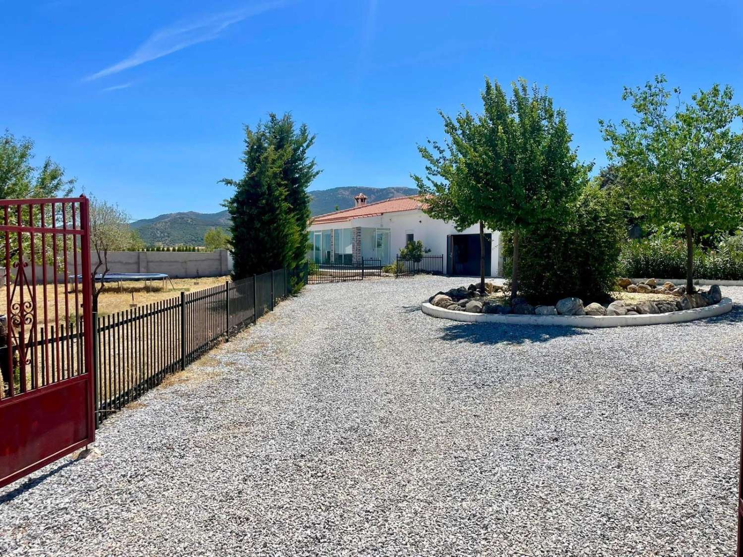 Modernes Landhaus mit Pool bei Baza – Ruhe, Natur & Komfort