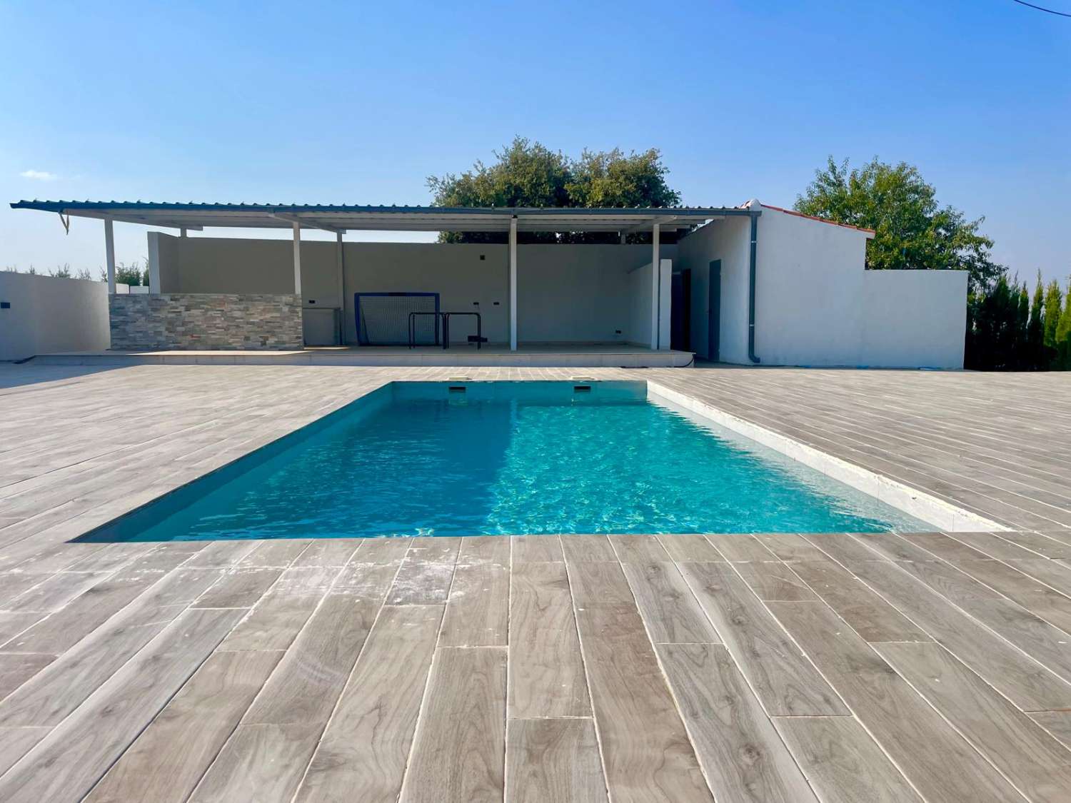 Modernes Landhaus mit Pool bei Baza – Ruhe, Natur & Komfort