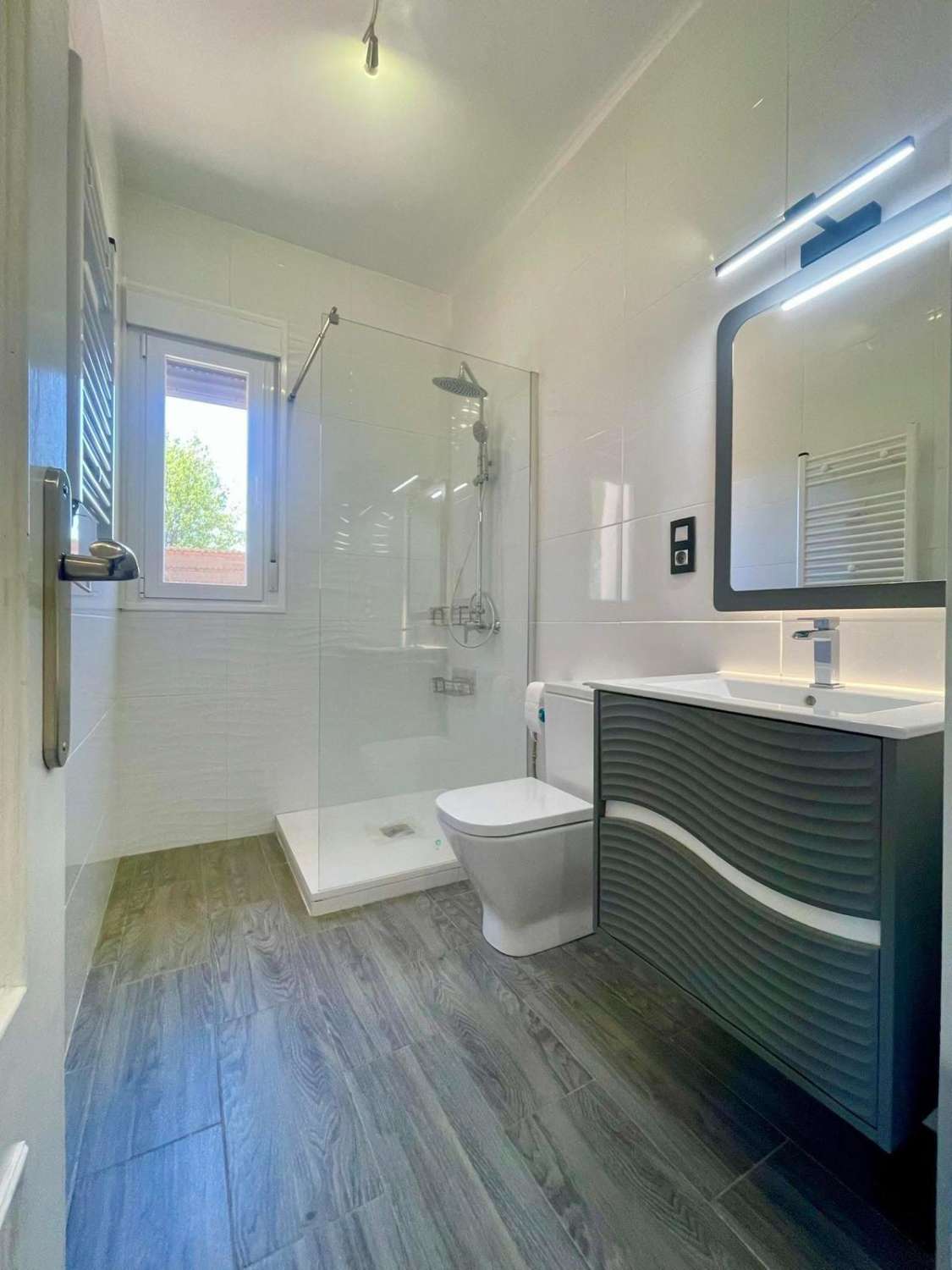 Modernes Landhaus mit Pool bei Baza – Ruhe, Natur & Komfort