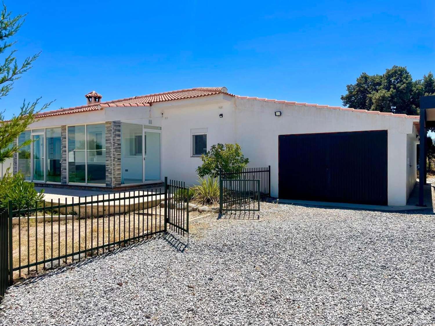 Modernes Landhaus mit Pool bei Baza – Ruhe, Natur & Komfort