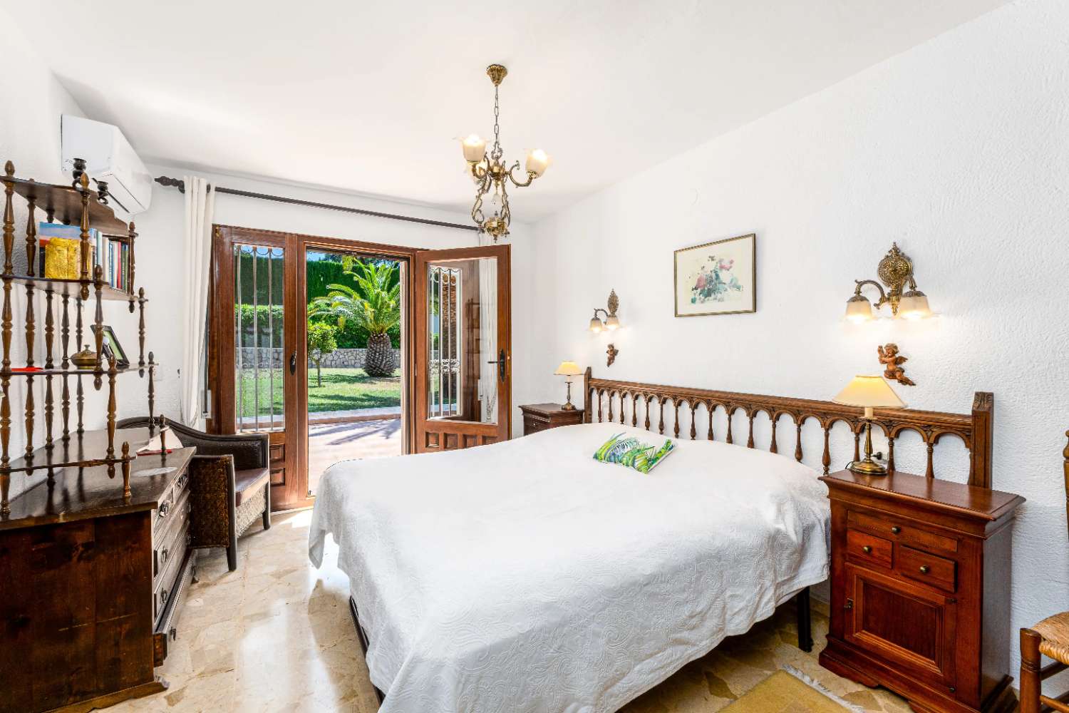 Exclusiva villa de estilo mediterráneo con vistas panorámicas al Montgó en Jávea