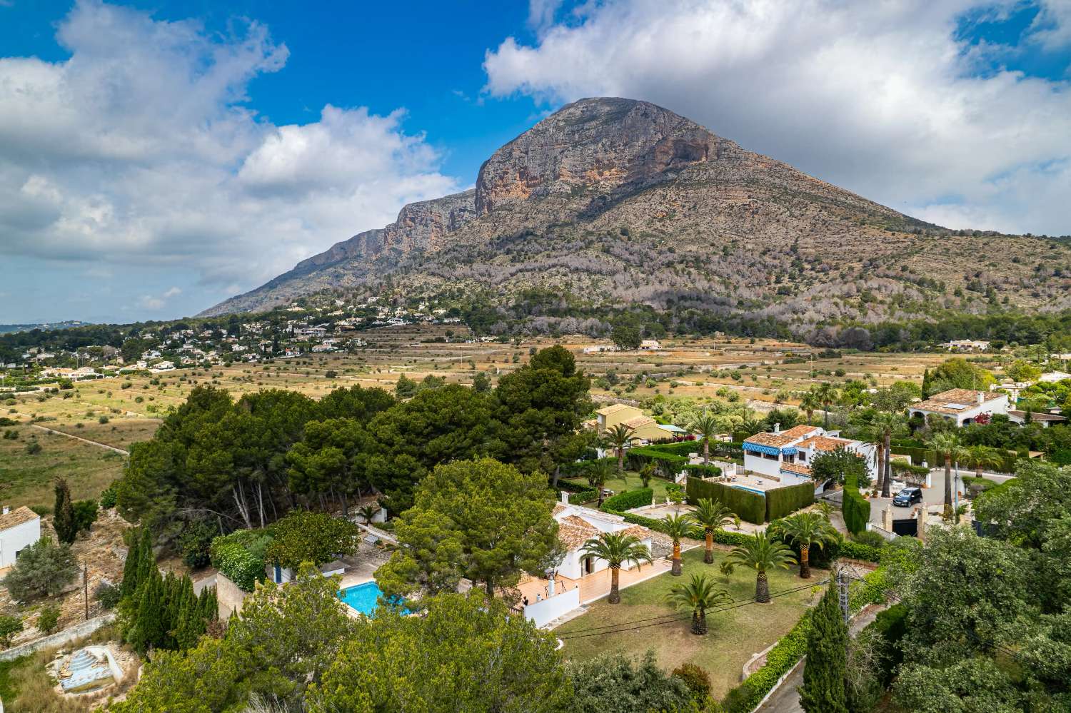 Exclusiva villa de estilo mediterráneo con vistas panorámicas al Montgó en Jávea