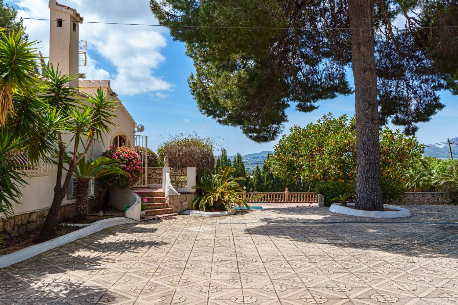 Exclusiva villa de estilo mediterráneo con vistas panorámicas al Montgó en Jávea