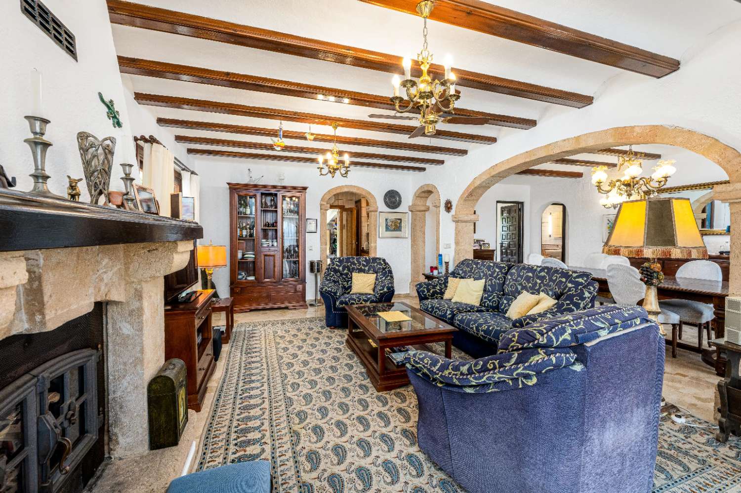 Exclusiva villa de estilo mediterráneo con vistas panorámicas al Montgó en Jávea