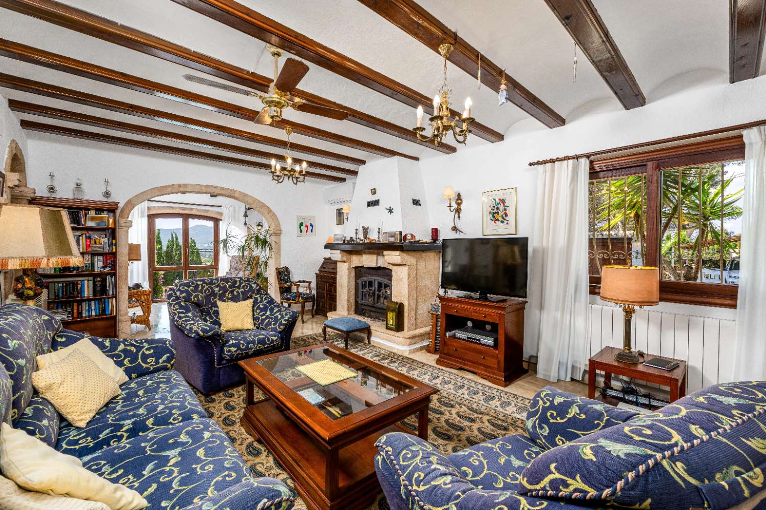 Exclusiva villa de estilo mediterráneo con vistas panorámicas al Montgó en Jávea