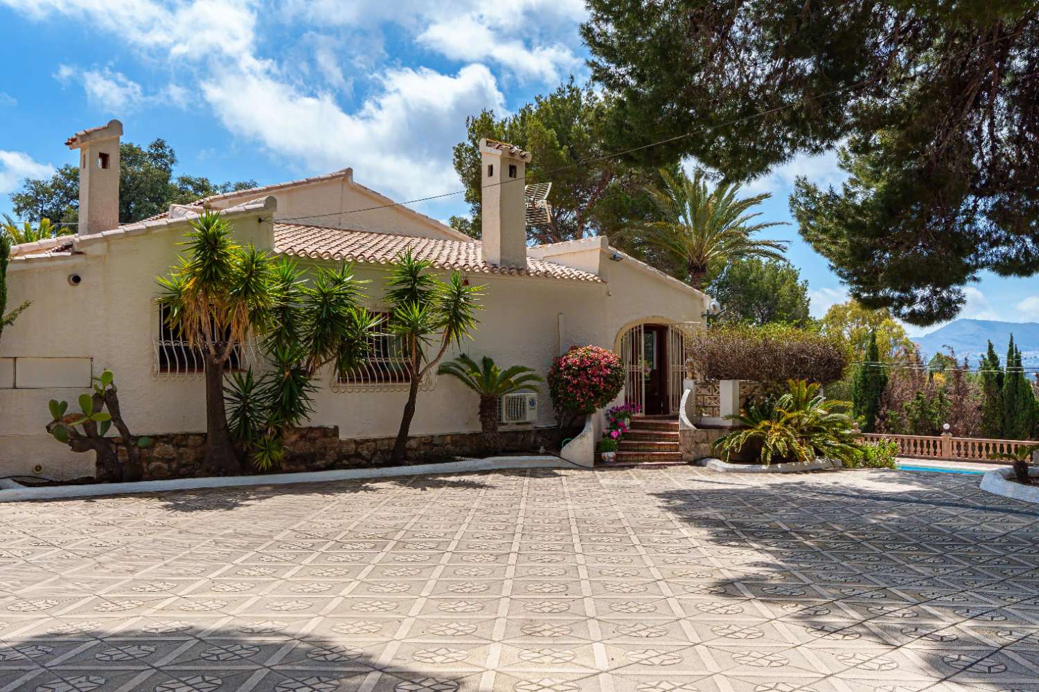 Exclusiva villa de estilo mediterráneo con vistas panorámicas al Montgó en Jávea